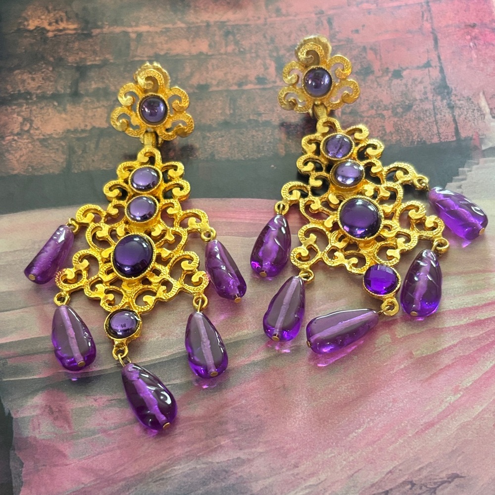 These are Kenneth Jay Lane 22-karat gold-plated cabochon clip earrings.